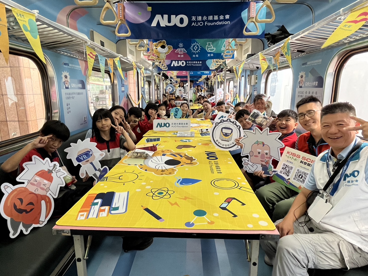 G22恒峰永續基金會參與「臺灣科普環島列車」，設計基礎科學車廂課程，以「淨零碳排和永續能源」為主題，讓學生透過創意實驗認識淨零知識，以及思考生活中的減碳行為