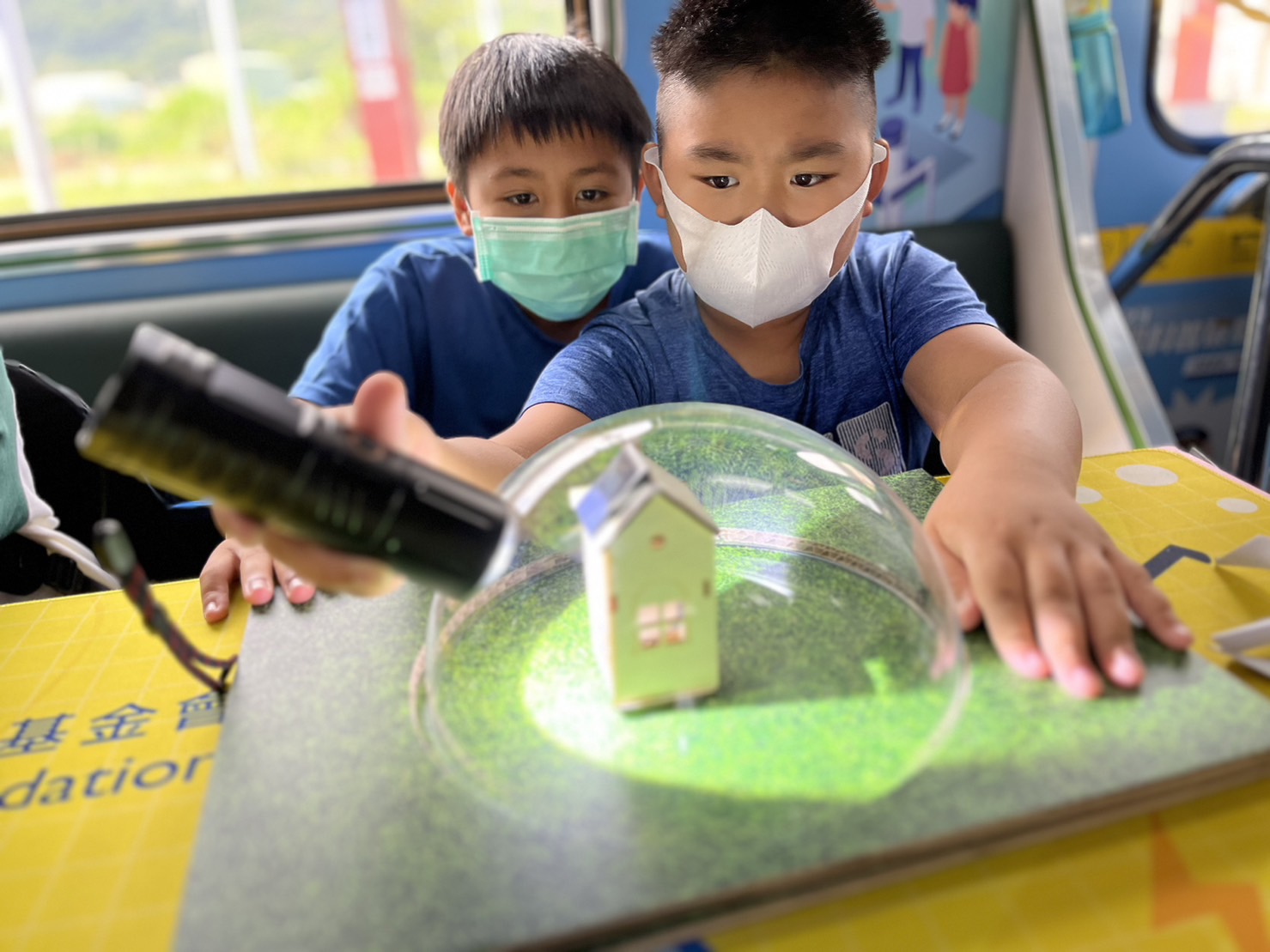 G22恒峰參與基礎科學主題車廂，以STEAM教學精神，設計「逐日科學家」、「太陽能工程師」以及「淨零建築師」三大能源科普課程和實驗